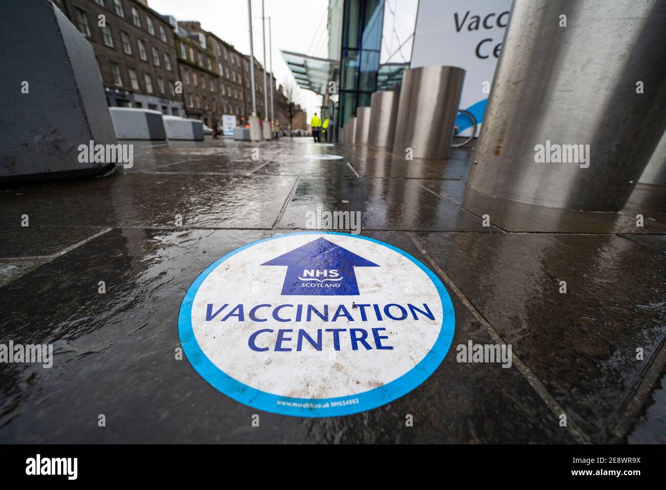 Édimbourg, Écosse, Royaume-Uni. 1er février 2021. Le centre de vaccination Mass Covid-19 ouvre ses portes aujourd'hui à l'EICC ( Edinburgh International Conference Centre ) à Édimbourg. Les membres du public avec rendez-vous arrivent pour leur vaccination. Iain Masterton/Alay Live News Banque D'Images