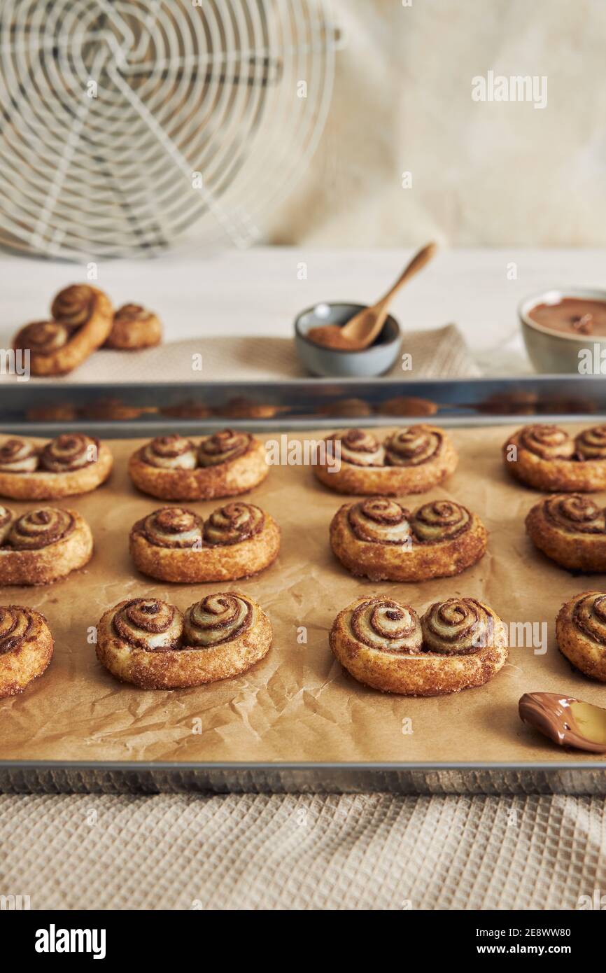 Injection verticale de rouleaux de sucre au chocolat et à la cannelle ...