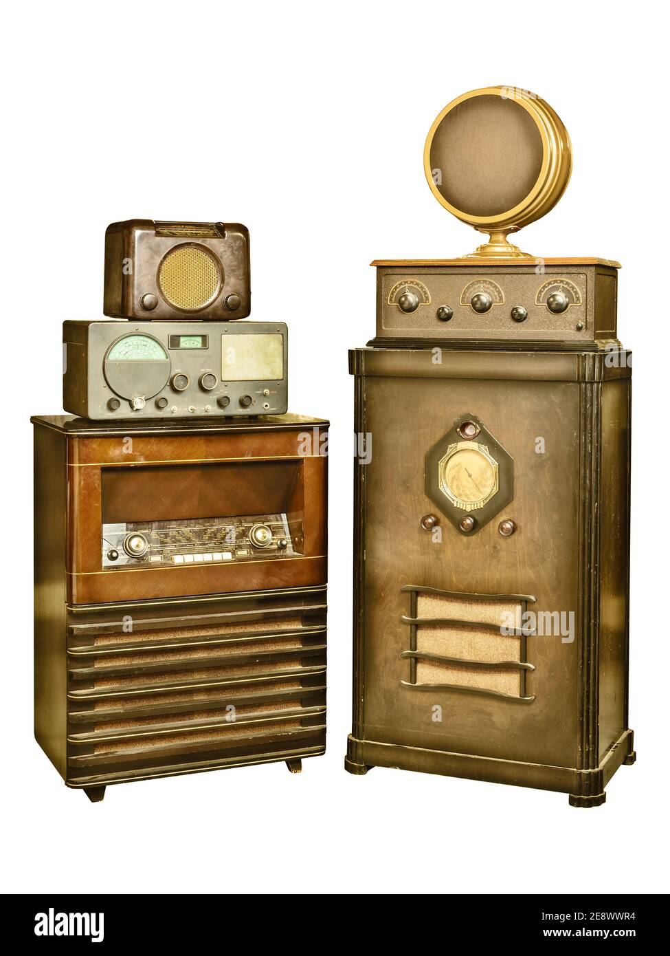 Image de style rétro d'un ensemble de radio vintage isolé sur fond blanc Banque D'Images