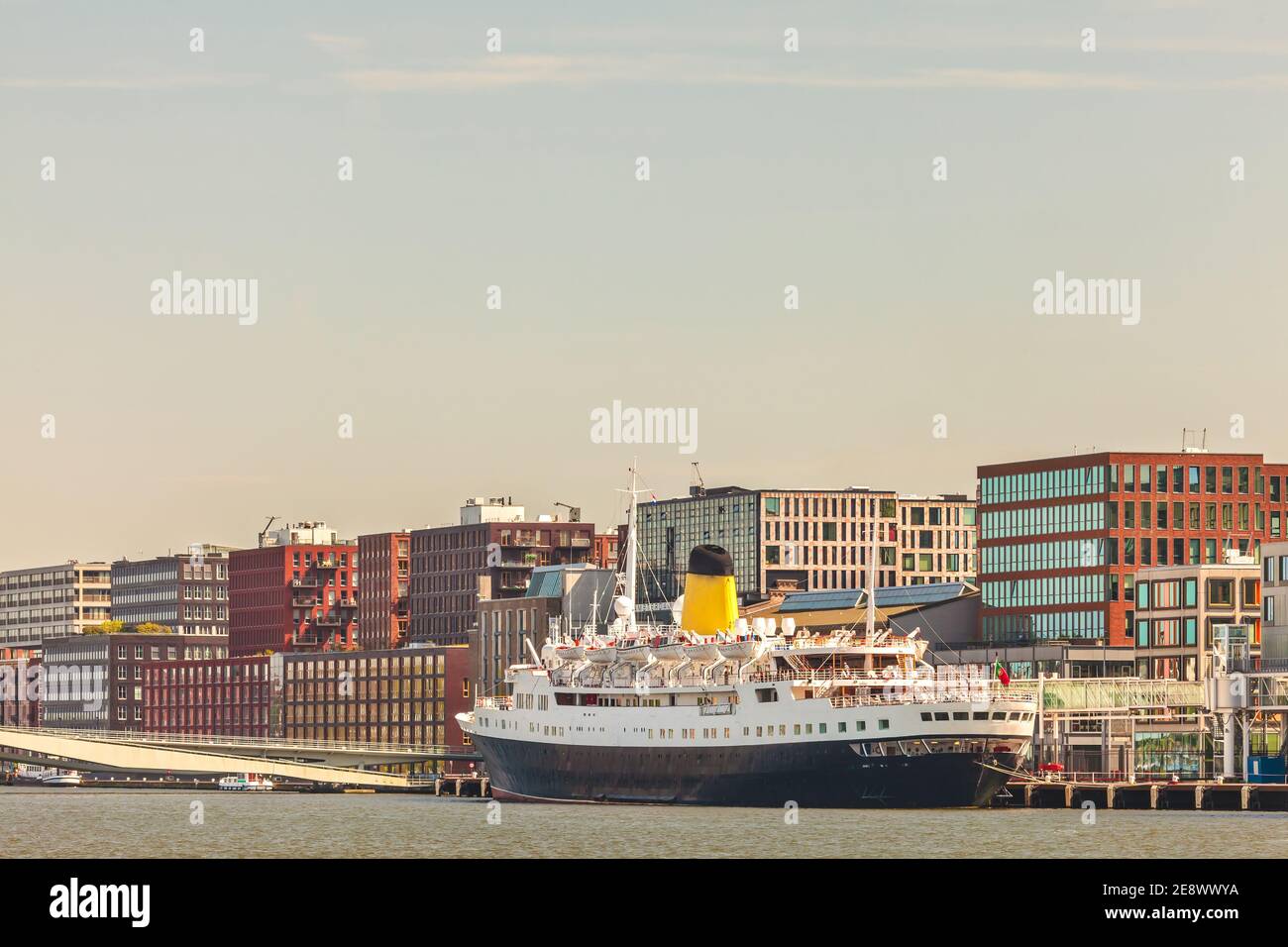 Découvrez l'île KSNM d'Amsterdam avec une croisière classique doublure à l'avant Banque D'Images