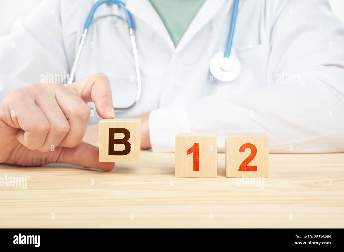 le médecin recommande de prendre de la vitamine b12. le médecin parle des avantages de la vitamine b12. B12 vitamine - concept de santé Banque D'Images