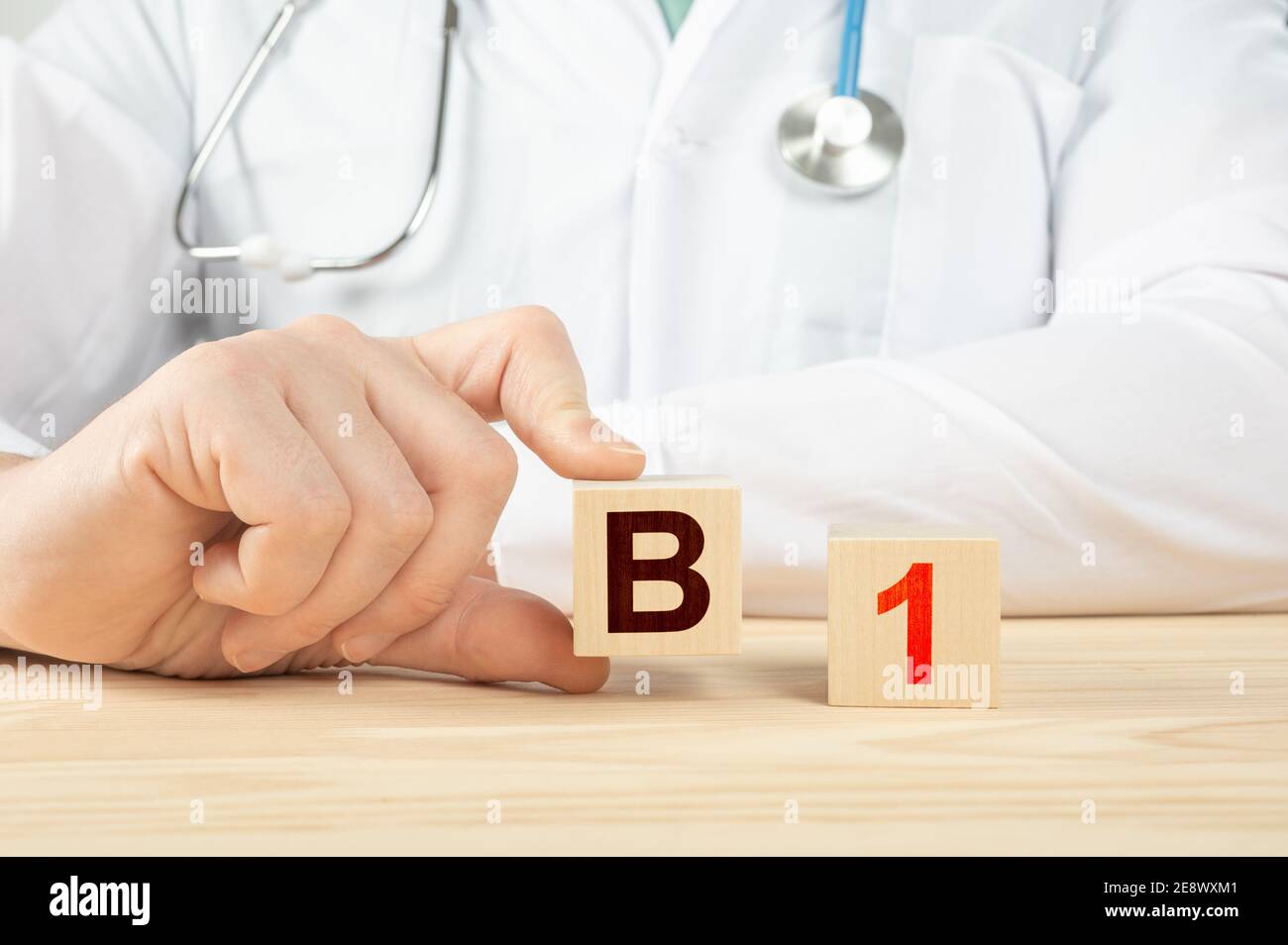 le médecin recommande de prendre de la vitamine b1. le médecin parle des avantages de la vitamine b1. B1 vitamine - concept de santé. Alphabet B1 sur cube en bois. Banque D'Images