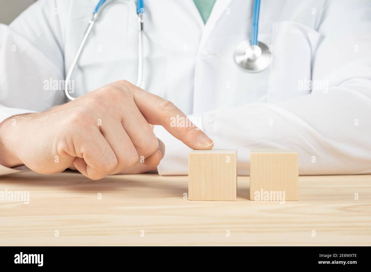 le médecin présente des cubes de bois vierges avec un espace vide pour votre texte. le médecin recommande de prendre. le médecin parle des avantages. concept médical Banque D'Images