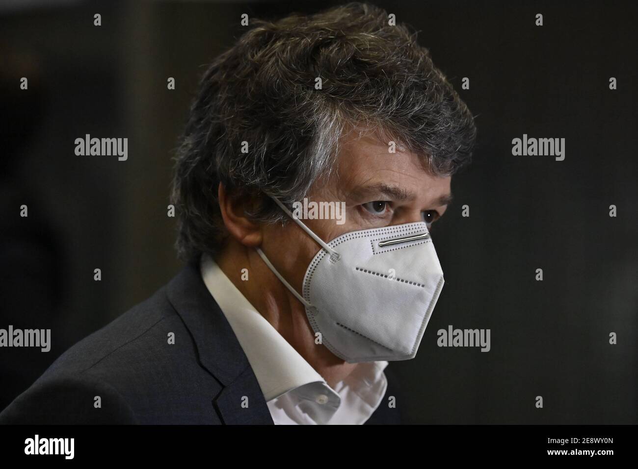 Bart Somers, ministre flamand de la politique intérieure, photographié lors d'une série sèche de la procédure prévue au centre de vaccination Covid-19 à Bilzen, lundi 01 Banque D'Images