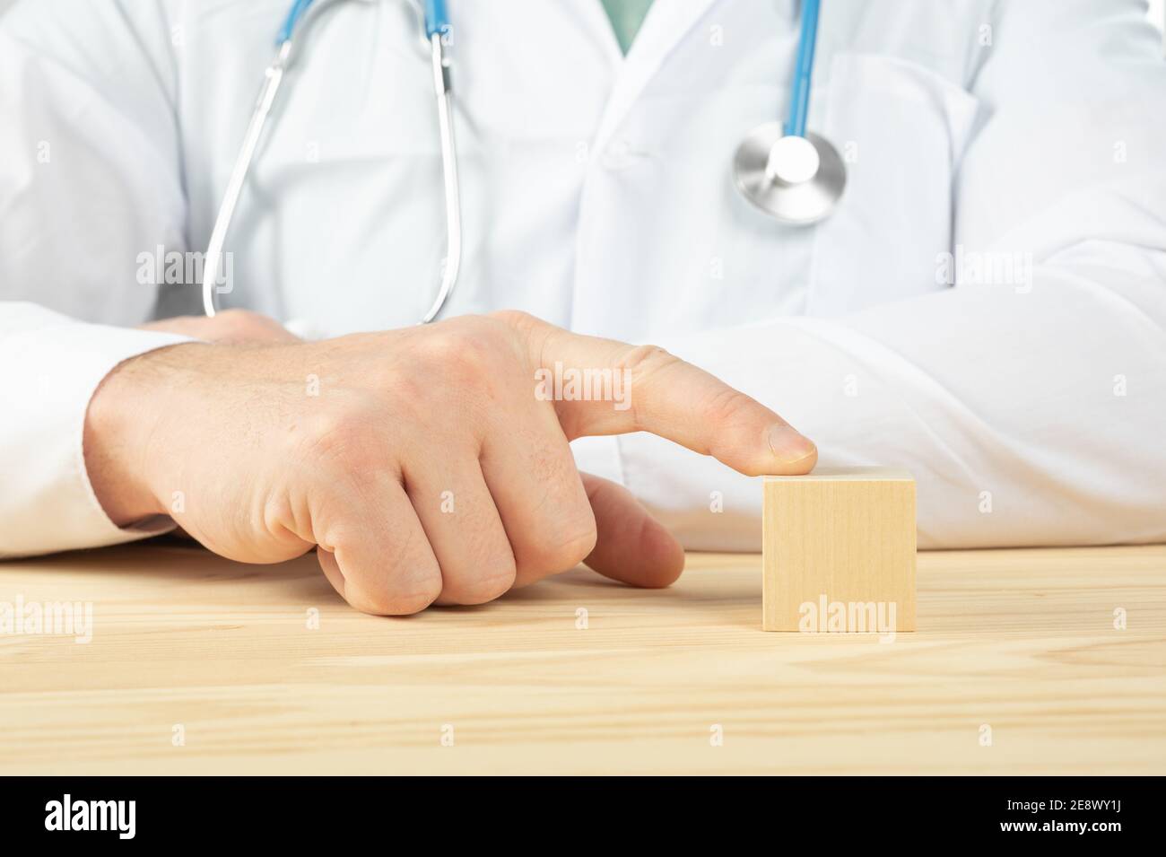 le médecin présente des cubes de bois vierges avec un espace vide pour votre texte. le médecin recommande de prendre. le médecin parle des avantages. concept médical Banque D'Images