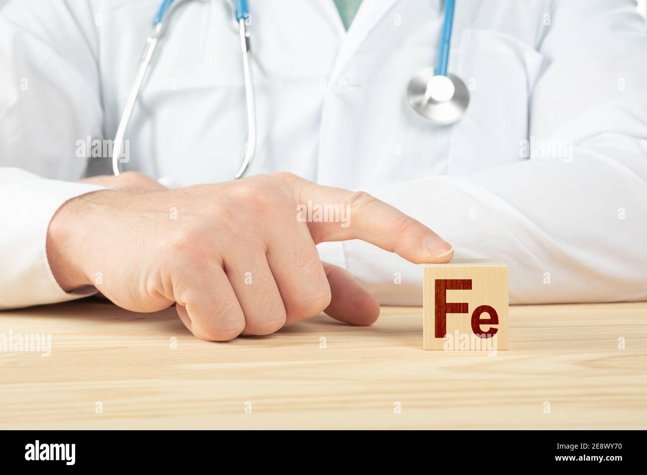 Élément essentiel et minéraux pour les humains. Le docteur recommande de prendre Fe. Le docteur parle des avantages du fer. Ferrum - concept de santé. Lettre FE Banque D'Images
