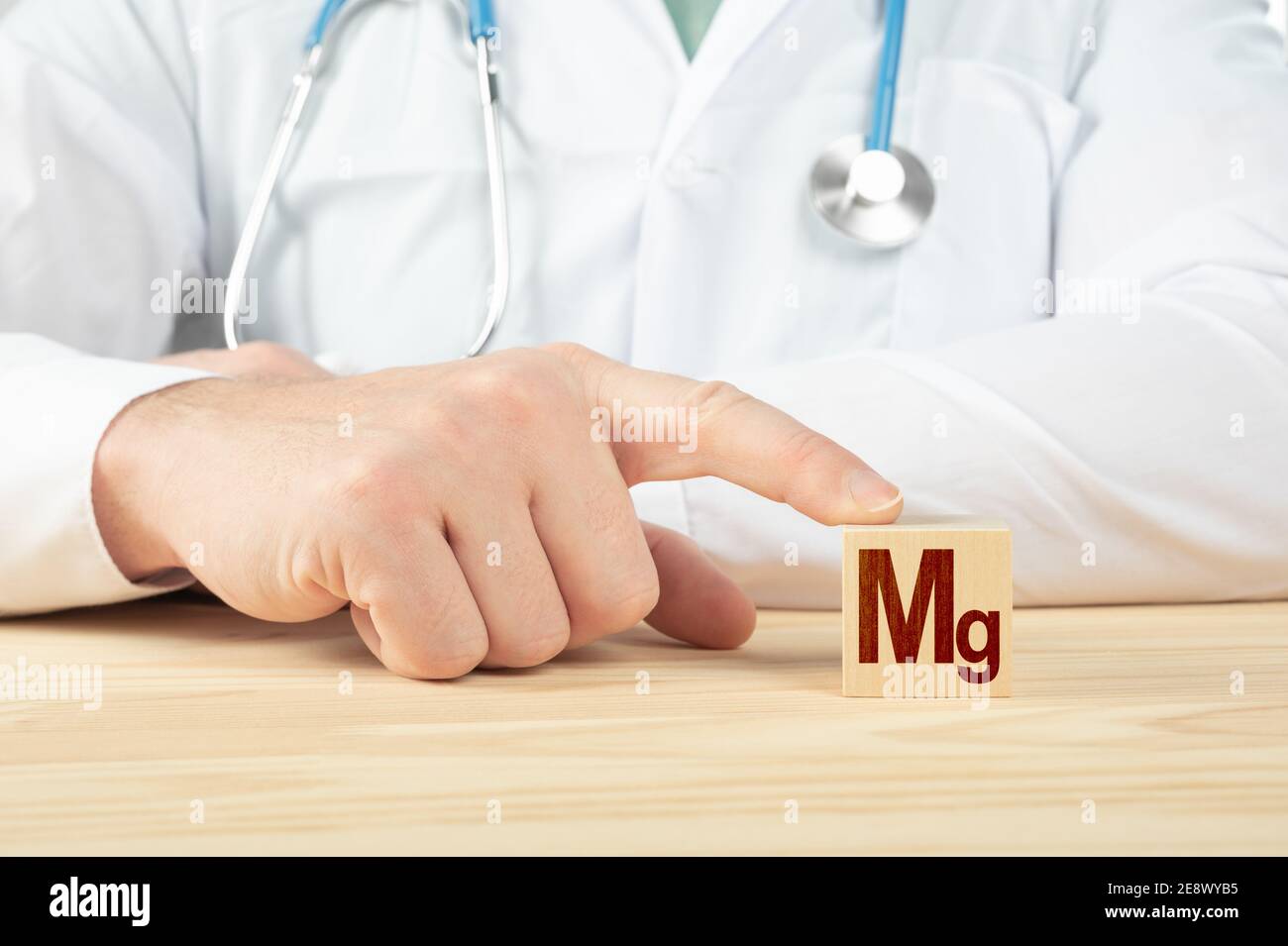Élément essentiel et minéraux pour les humains. Le médecin recommande de prendre du magnésium. Le médecin parle des avantages du magnésium. Magnésium - concept de santé Banque D'Images