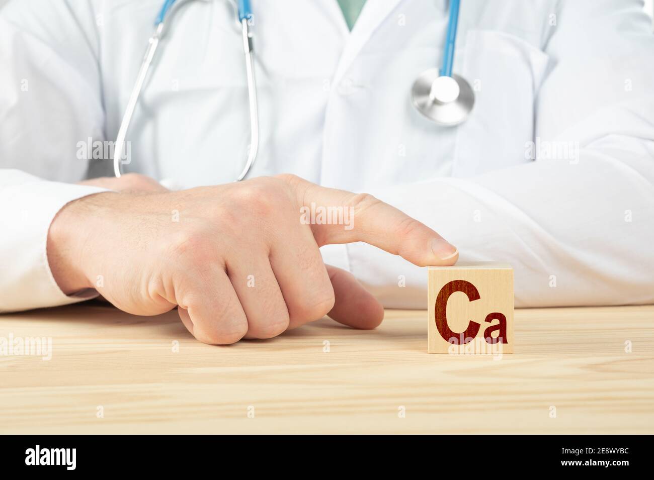 Élément essentiel et minéraux pour les humains. Le médecin recommande de prendre du calcium. Le médecin parle des avantages du calcium. Calcium - concept de santé. Env Banque D'Images