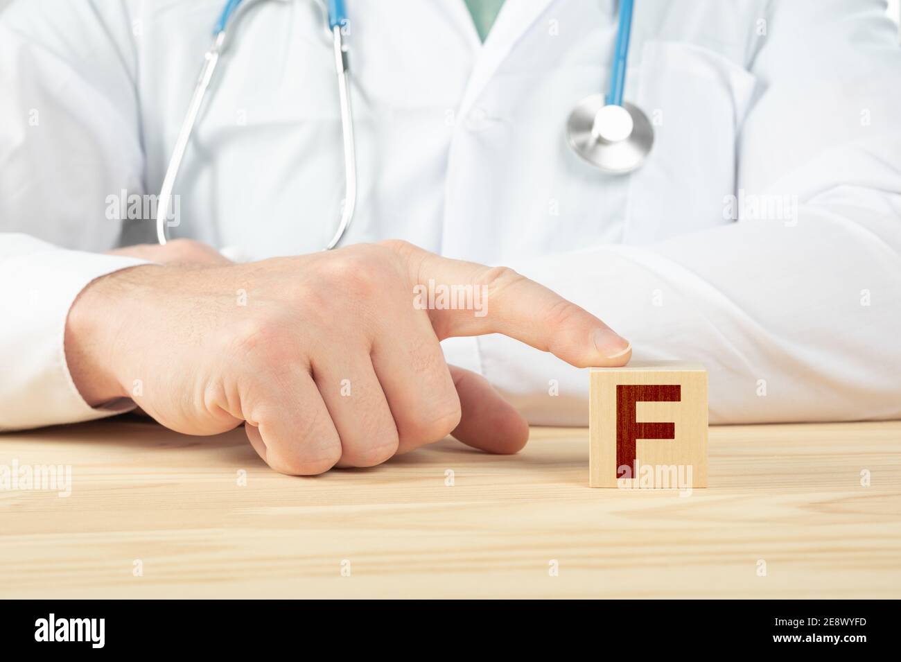Élément essentiel et minéraux pour les humains. Le médecin recommande de prendre F. le médecin parle des avantages du fluorure. F - concept de santé. Lettre F activée Banque D'Images