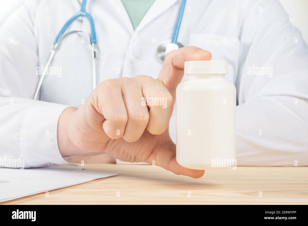 Médecin montrant UNE bouteille de pilules au patient. Spécialiste tenant un grand pot de suppléments, la nutrition riche en vitamines. Médecin détenant un Bo non marqué Banque D'Images