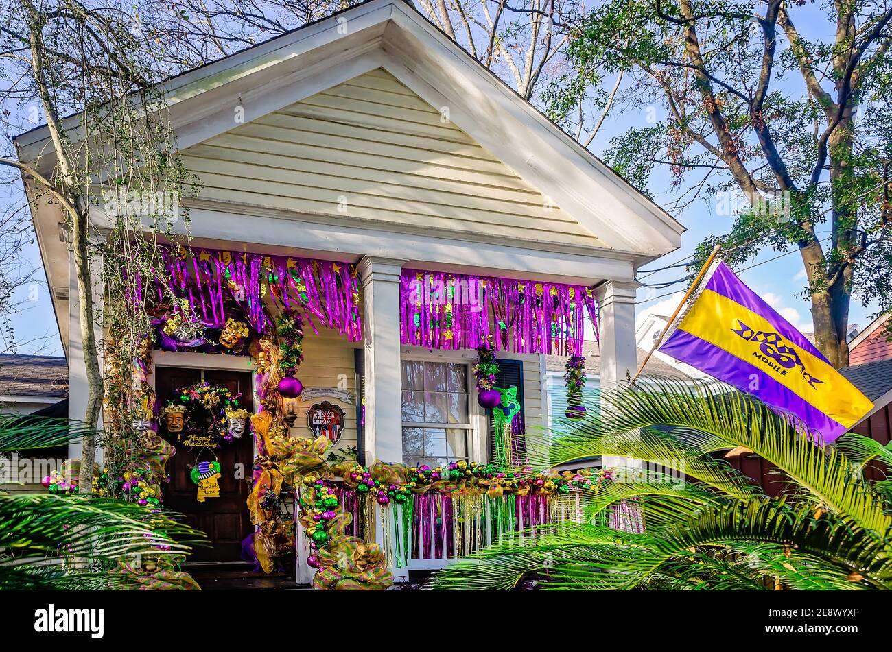 Une maison est décorée pour Mardi gras, 31 janvier 2021, à Mobile, Alabama. Les défilés sont annulés en raison de COVID-19, qui a semé la nouvelle tradition de Yardi gras. Banque D'Images