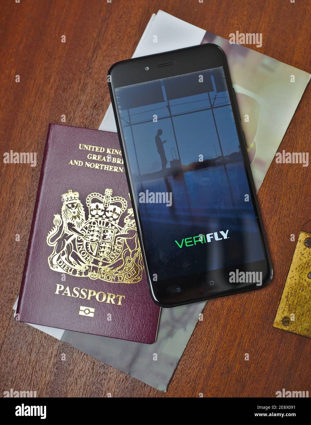 L'application Verifly Digital credentials est adoptée par les compagnies aériennes à faciliter les déplacements en permettant aux passagers de fournir les informations sanitaires requises Banque D'Images