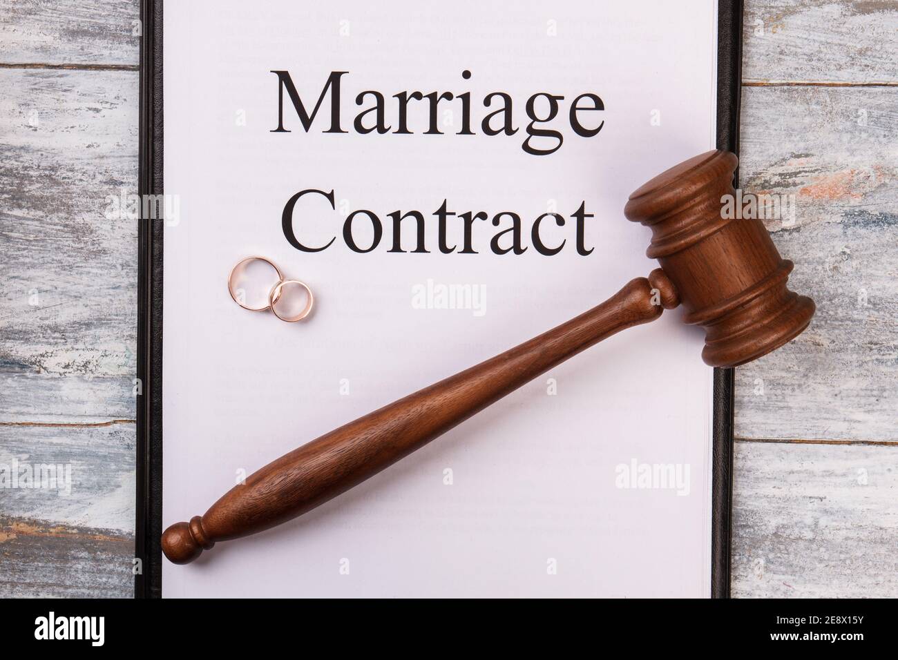 Contrat de mariage sur presse-papiers. Banque D'Images