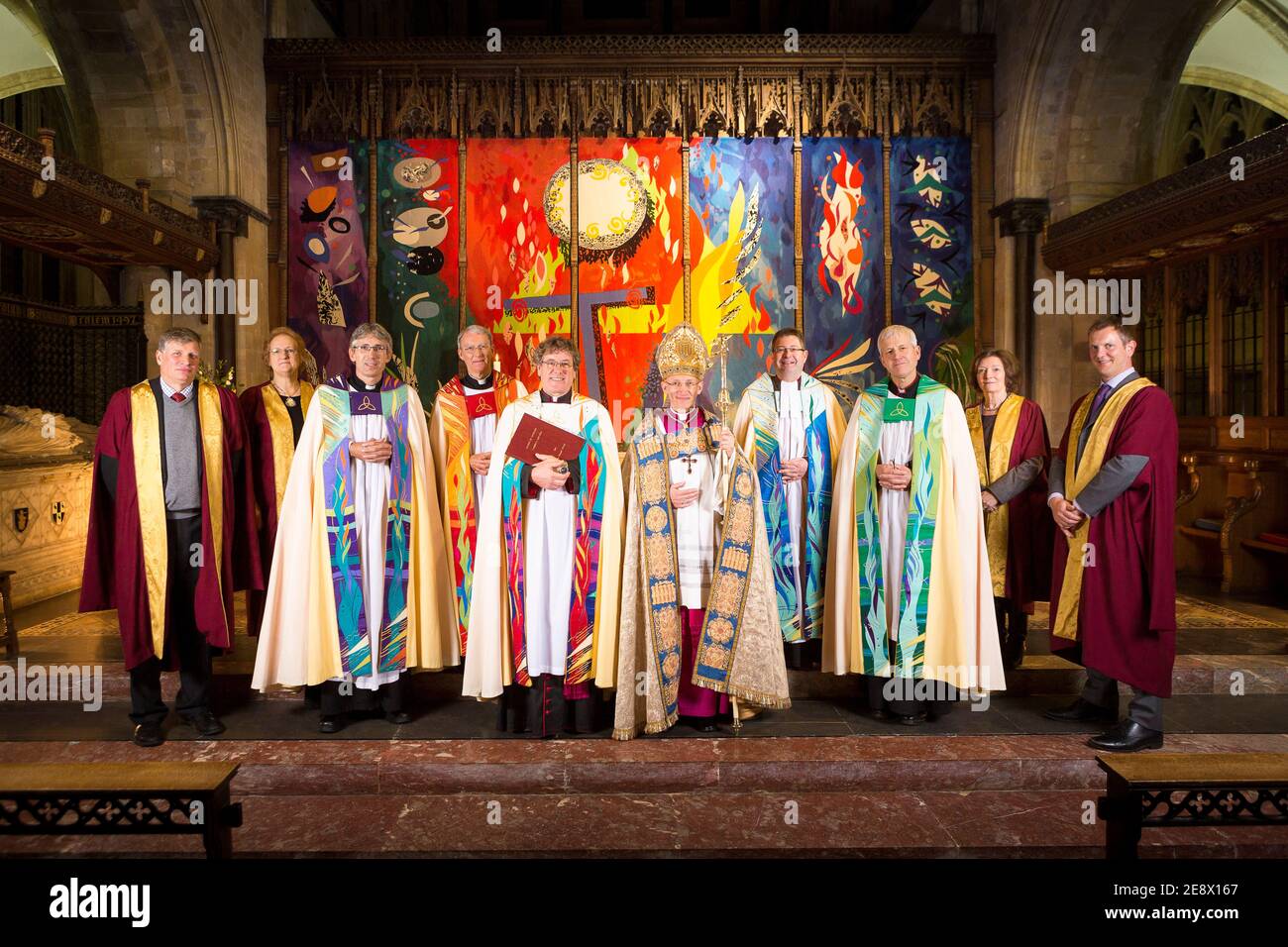 L'évêque de Chichester, le Dr Martin Warner à droite, remet sa charge au doyen de Chichester, au très Revd Stephen Waine, et au Chapitre de Banque D'Images