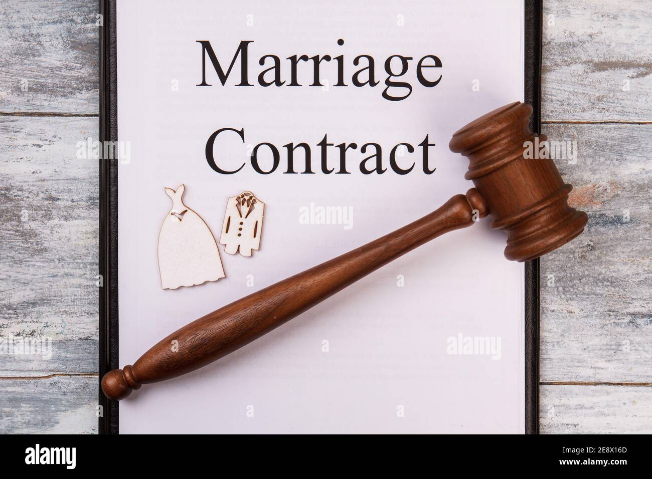 Contrat de mariage et gavel en bois. Banque D'Images