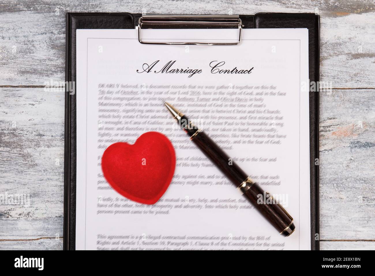 Contrat de mariage et cœur rouge. Banque D'Images
