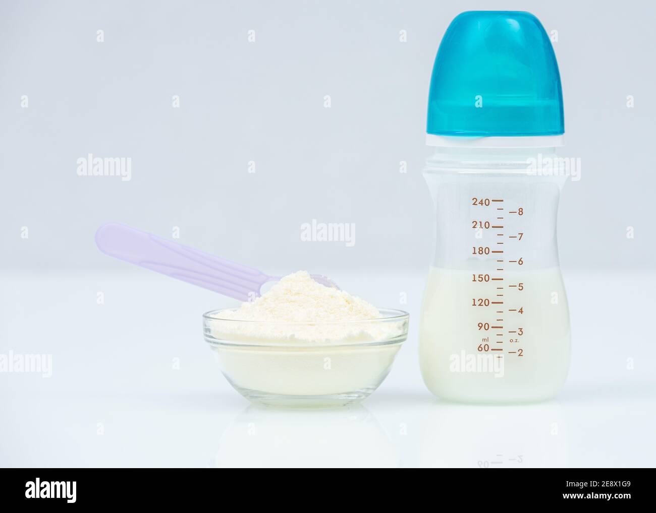 Lait en poudre, préparation pour bébé avec cuillère préparation pour bébé  dans un bol et un biberon pour nourrir bébé sur une table blanche. Produits  laitiers pour bébé Photo Stock - Alamy