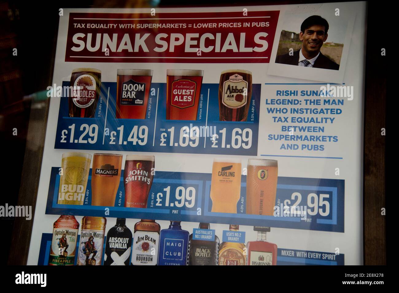 Hackney, Londres, Royaume-Uni. Fenêtre du pub de Wethercuillers avec une publicité pour « Sunak Specials », boissons à prix réduit Banque D'Images