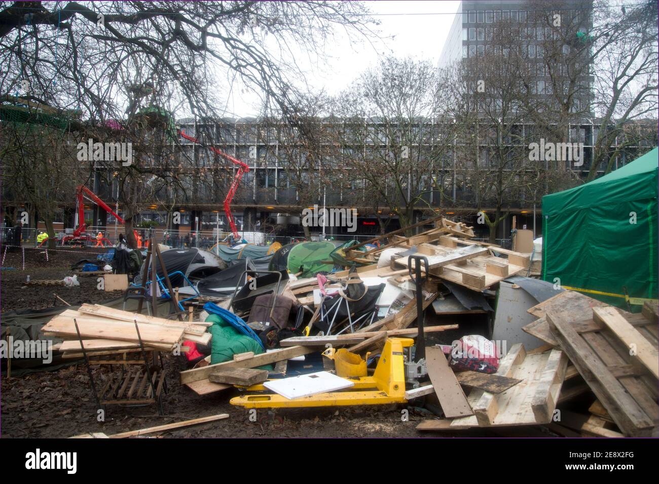 Proteste à Euston Square, Londres, au sujet de la proposition d'abattage d'arbres dans le cadre de la construction de la liaison ferroviaire à grande vitesse HS2. Les manifestants se sont également mis en tunnel Banque D'Images