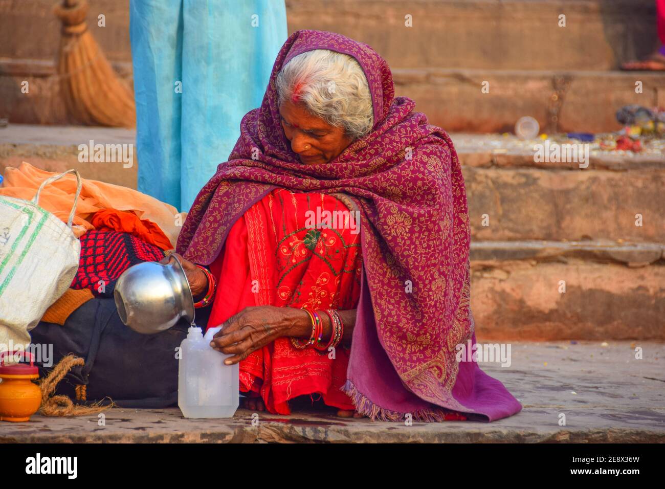 Vieille femme indienne, Ghats, Gange River, Varanasi, Inde Banque D'Images