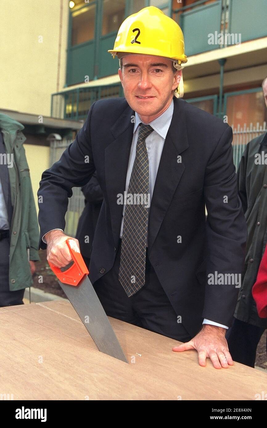 Peter Mandelson, ministre sans Portfolio, a un casque de sécurité et une scie lors de sa visite au King's Cross Estate transformé, Londres, Angleterre, Royaume-Uni Banque D'Images