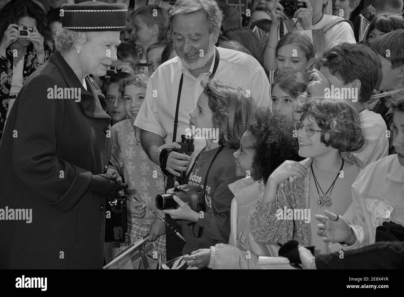 La reine Elizabeth II s'est entretenir avec des wishers lors de sa visite dans la vieille ville de Hastings, East Sussex, Angleterre, Royaume-Uni. 6 juin 1997 Banque D'Images