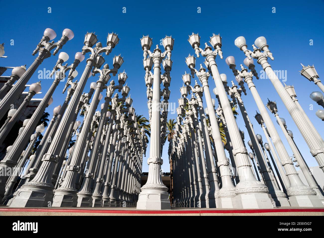 La lumière urbaine est une grande sculpture assemblage par Chris Burden situé à l'entrée du boulevard Wilshire Los Angeles County Museum of Art. Banque D'Images