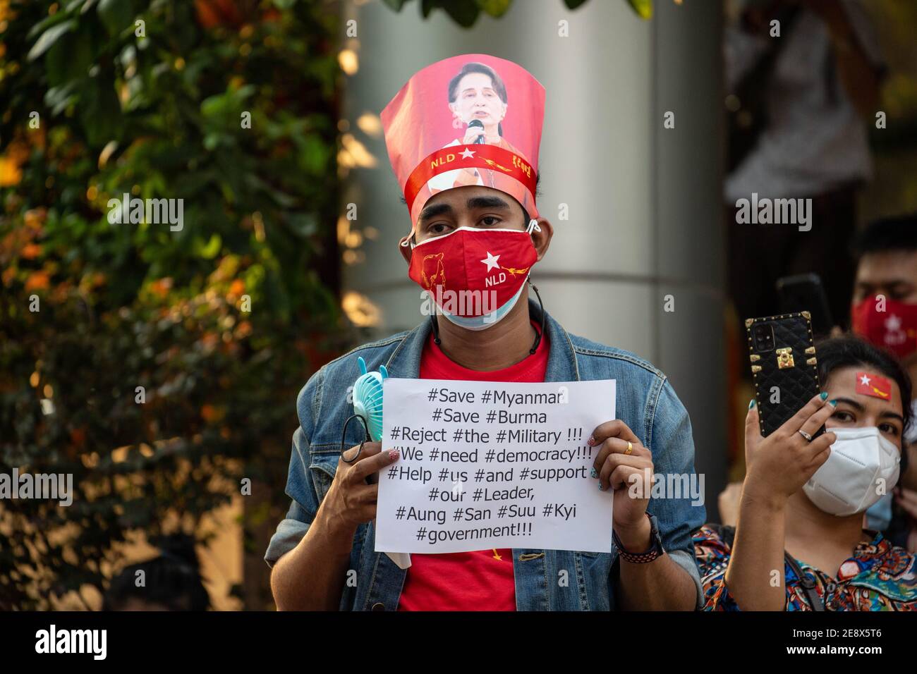 Bangkok, Thaïlande. 1er février 2021. Un manifestant tient une affiche lors d'une manifestation devant l'ambassade du Myanmar à Bangkok. Les manifestants birmans se sont rassemblés devant l'ambassade du Myanmar à Bangkok le jour où l'armée du Myanmar a détenu le conseiller d'État du Myanmar Aung San Suu Kyi et a déclaré l'état d'urgence tout en prenant le pouvoir dans le pays pendant un an après avoir perdu les élections contre la Ligue nationale pour Démocratie (NLD). Crédit : SOPA Images Limited/Alamy Live News Banque D'Images