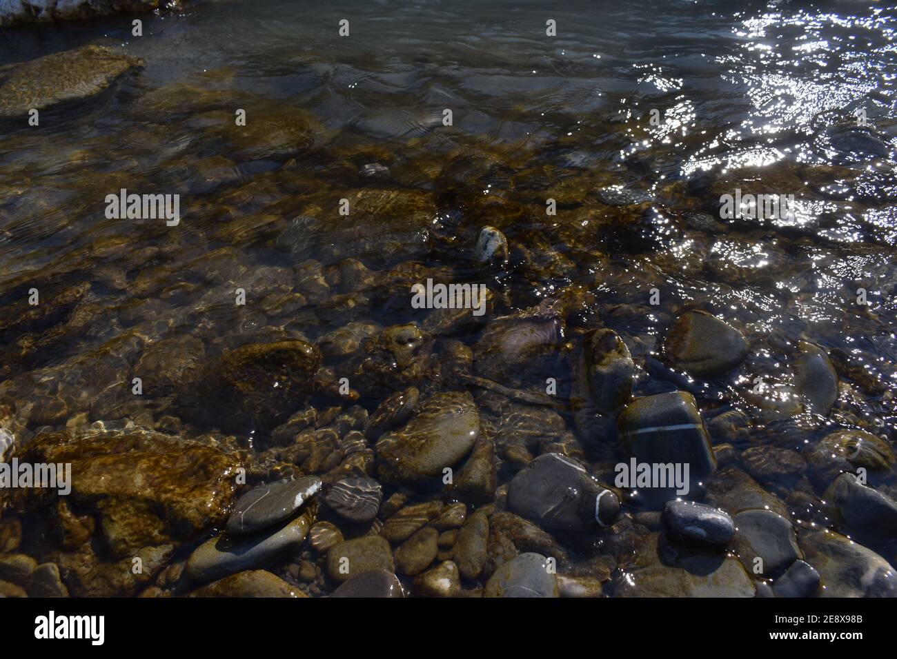 Cours d'eau, eaux claires de la rive de la rivière, avec des rochers en dessous. Banque D'Images