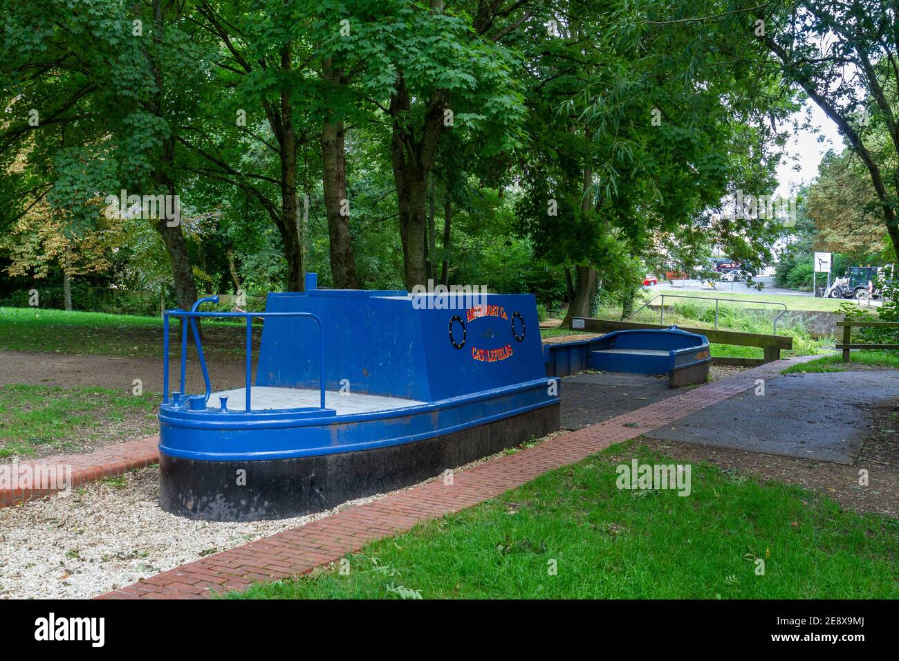 Une promenade à travers le mémorial des bateaux du canal Jubilee Queen dans une partie de l'écluse de Calne sur le canal de Calne dans le parc de Castlefields, Calne, Wiltshire, Royaume-Uni. Banque D'Images