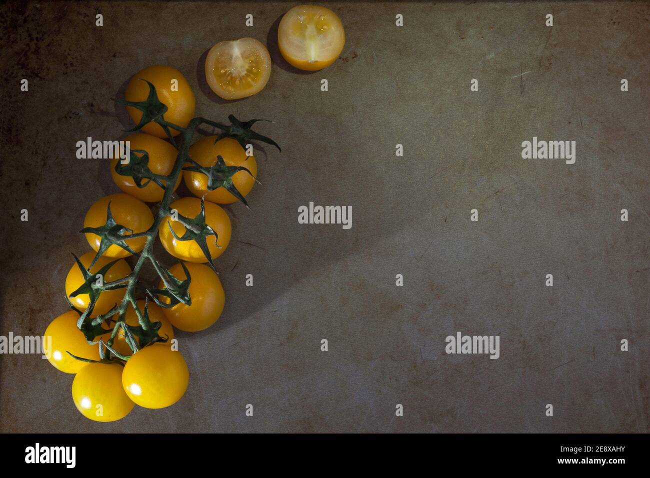 Tomates cerises jaunes sur la vigne Banque D'Images