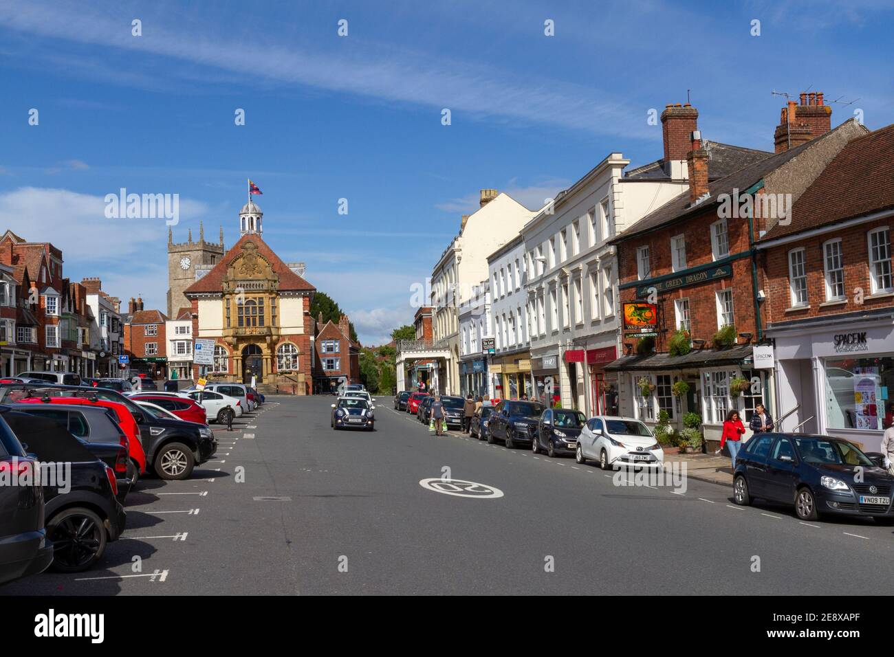 Vue générale le long de High Street dans la ville de Marlborough, Wiltshire, Royaume-Uni. Banque D'Images