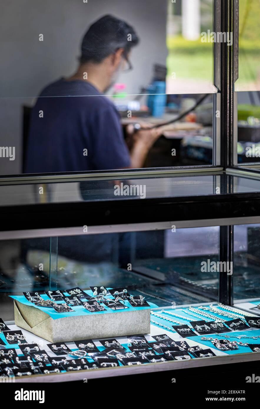 Silversmith au Centro Platero de Zacatecas situé dans l'Hacienda Bernardez à Guadalupe, Zacatecas, Mexique. Banque D'Images