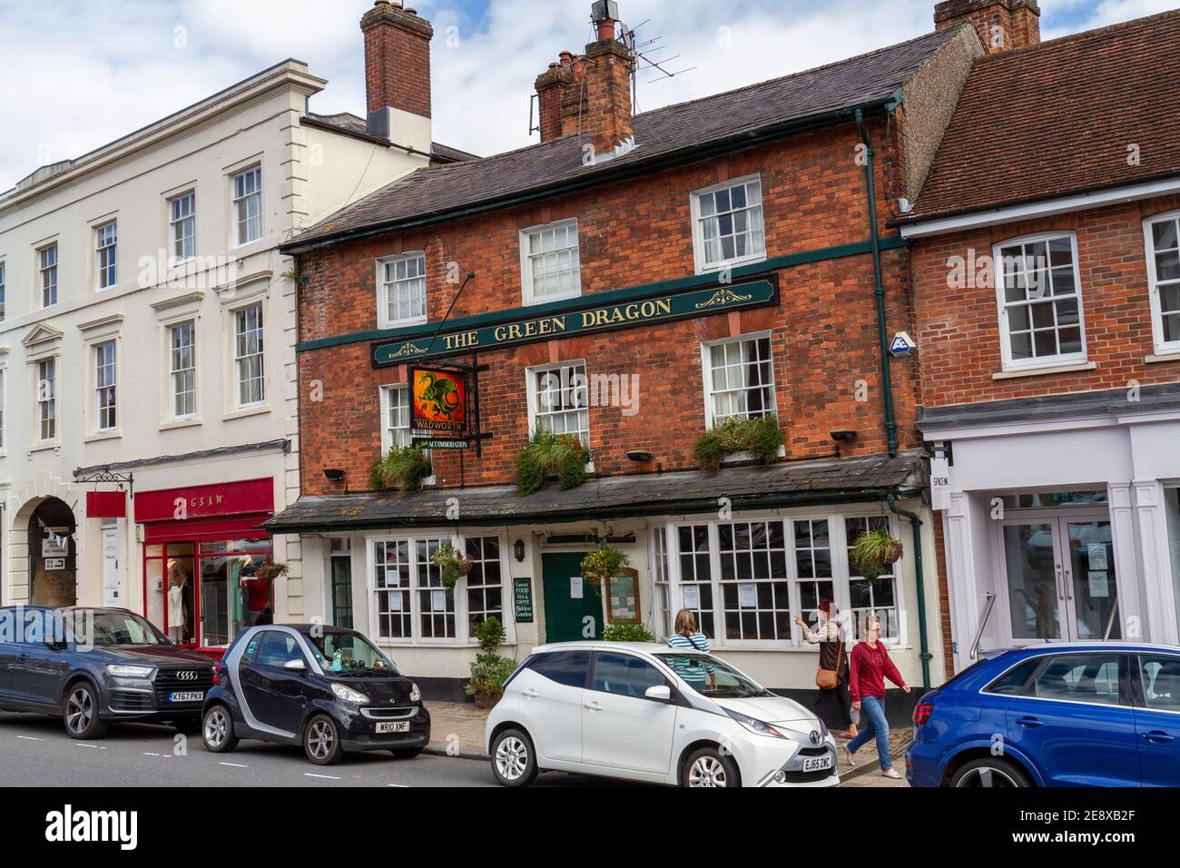 La maison publique Green Dragon sur High Street dans la ville de Marlborough, Wiltshire, Royaume-Uni. Banque D'Images