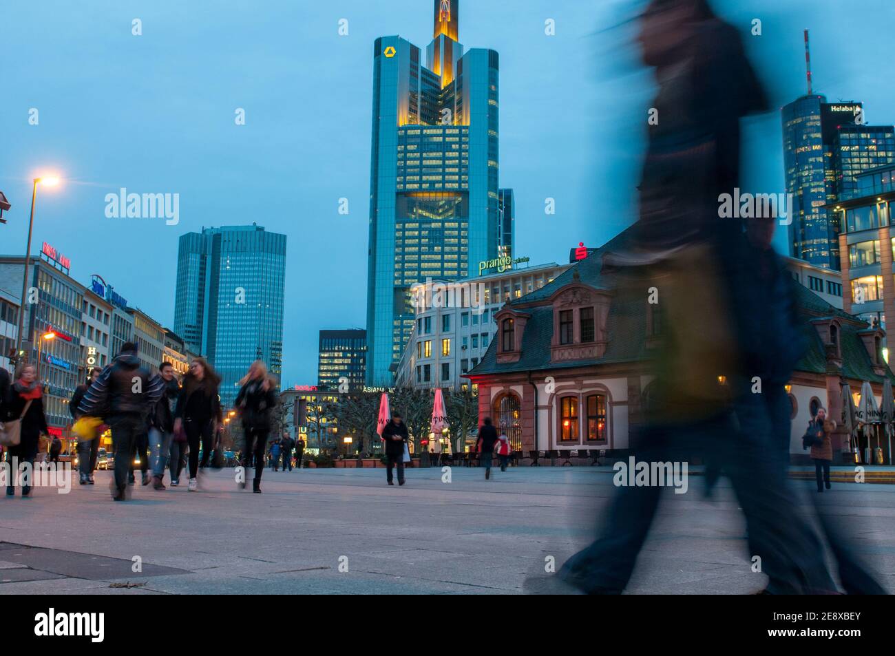 Hauptwache plaza Frankfurt am main plaza avec les gens en mouvement et shopping Banque D'Images