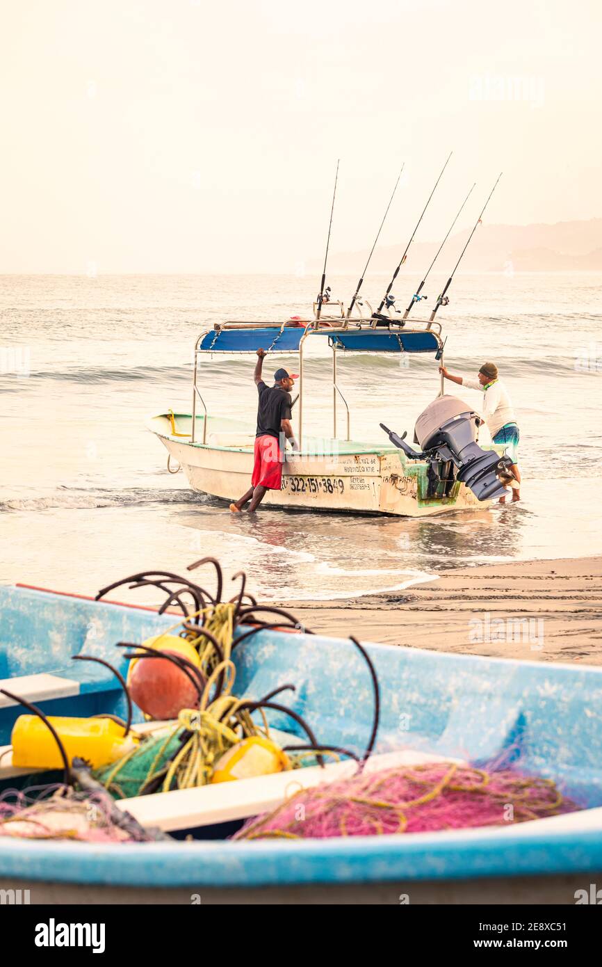 Les pêcheurs se préparent à pousser en mer sur la côte du Pacifique près de Sayulita, au Mexique . Banque D'Images