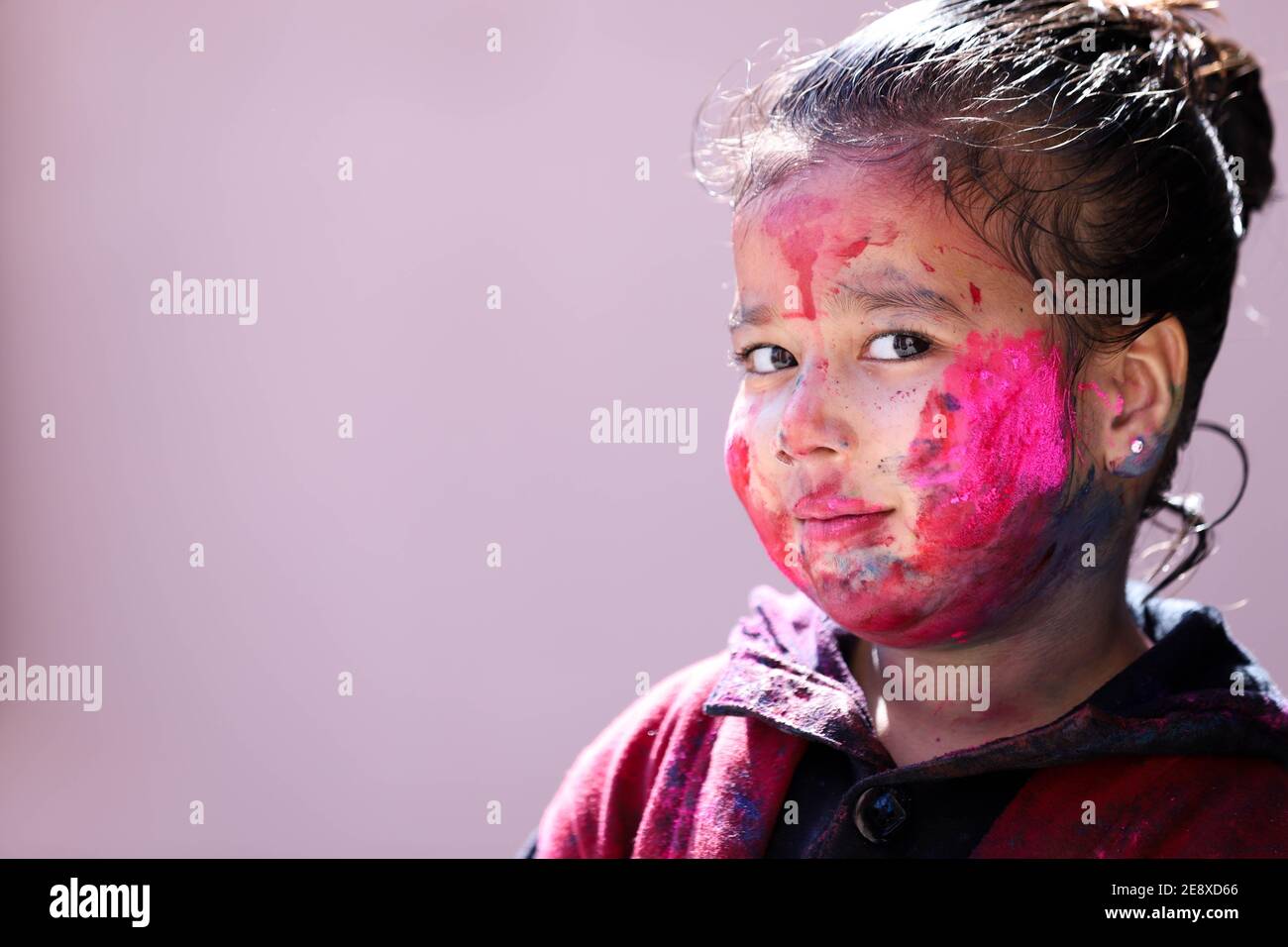 Portrait de petite fille jouant avec des couleurs. Holi concept Banque D'Images