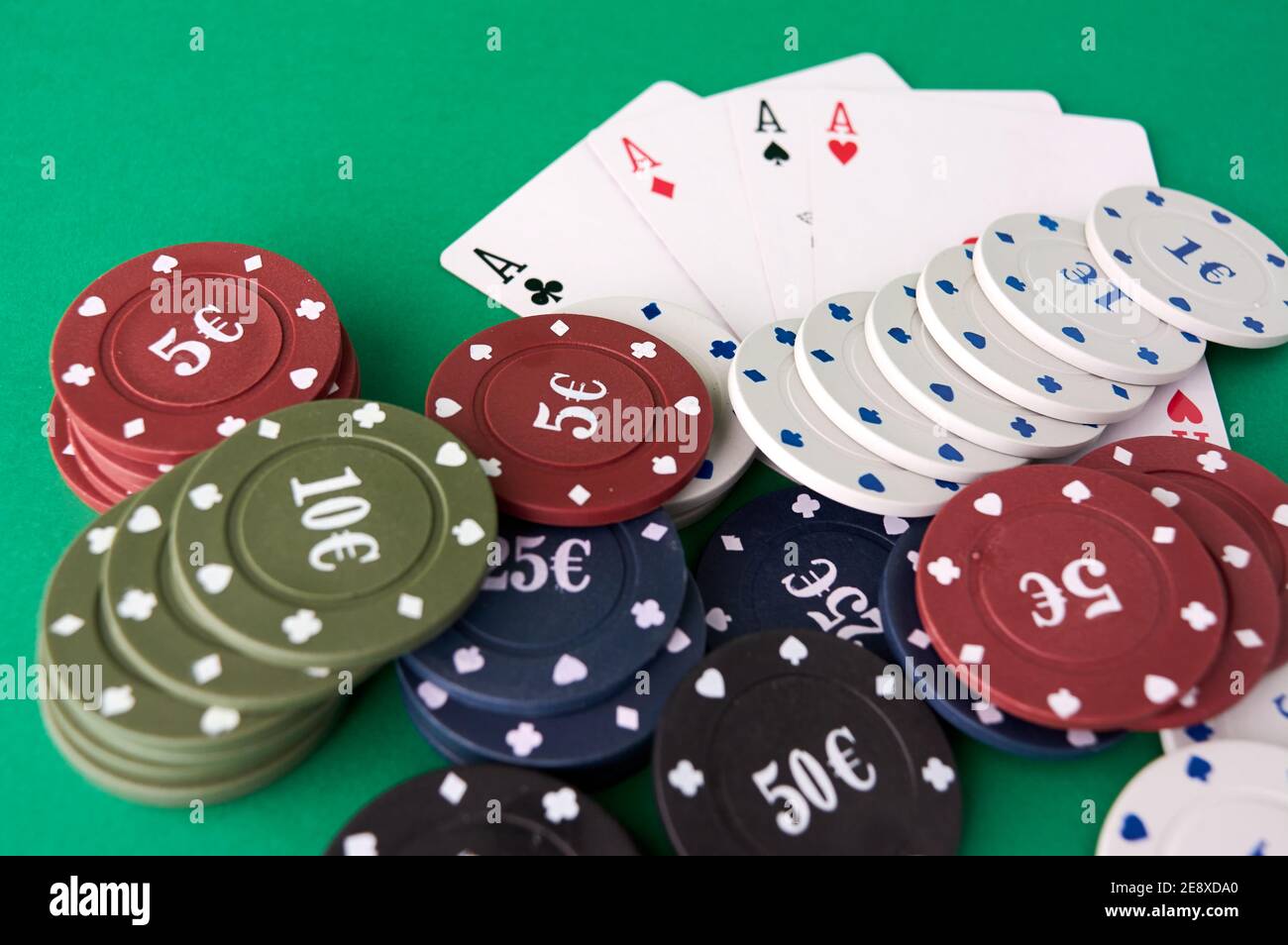 Chiffon de poker, un jeu de cartes, main de poker et jetons. Arrière-plan. Banque D'Images