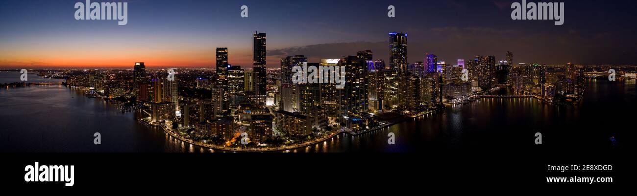 Panorama aérien nocturne par crépuscule Miami Brickell Banque D'Images