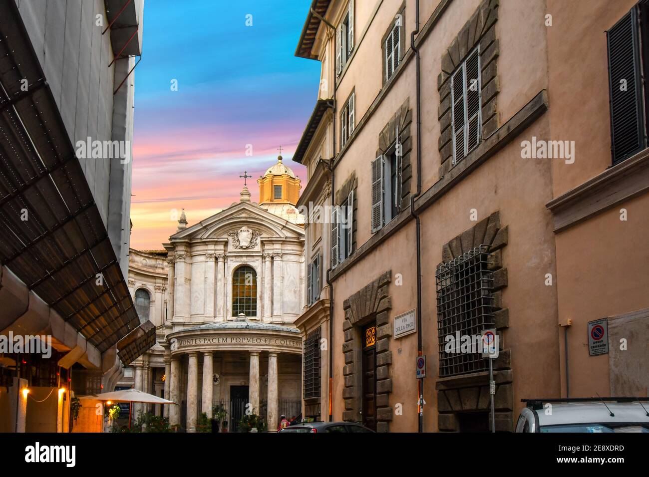 Une rue typique romaine dans la ponte de Rome, Italie, mène à l'église Santa Maria della Pace, une petite église près de la Place Navone à Rome, Italie. Banque D'Images