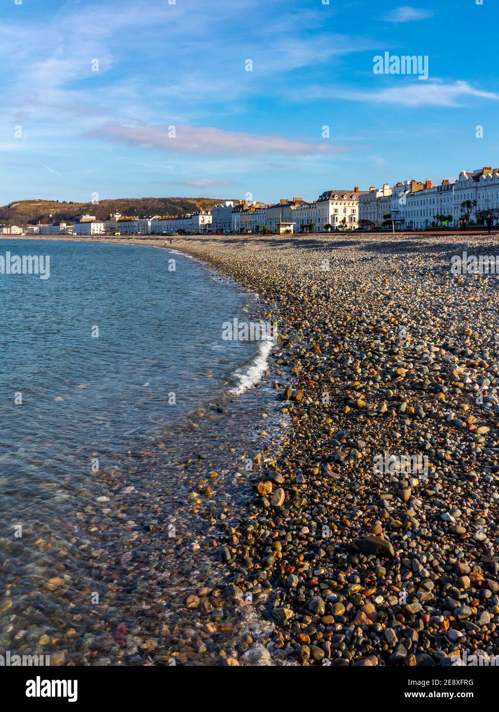 La plage de galets et la promenade en bord de mer à Llandudno a bord de mer resort à Conwy Nord pays de Galles Royaume-Uni Banque D'Images