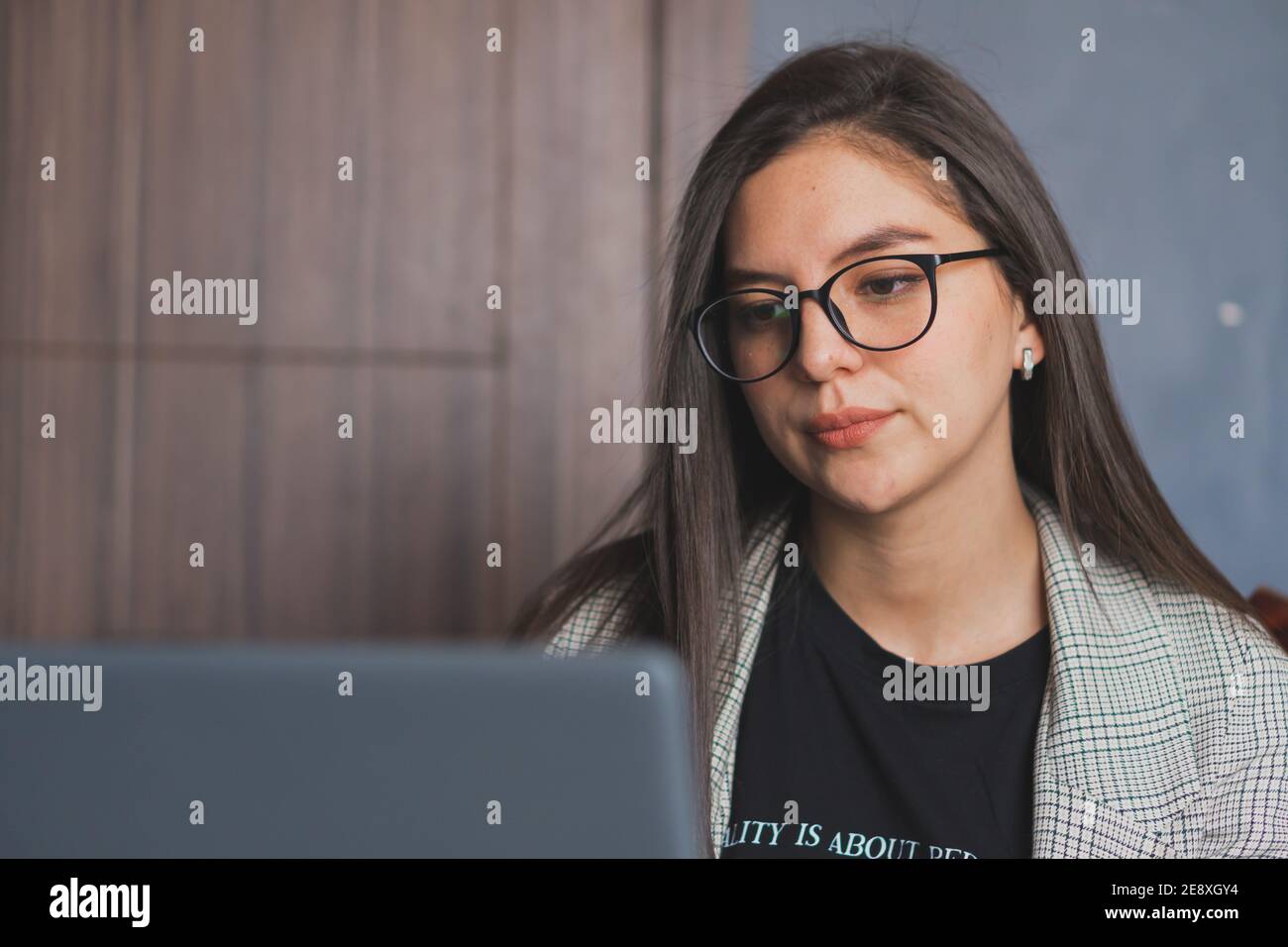 Jeune femme avec son ordinateur portable. Effectuer diverses tâches et réunions. Banque D'Images