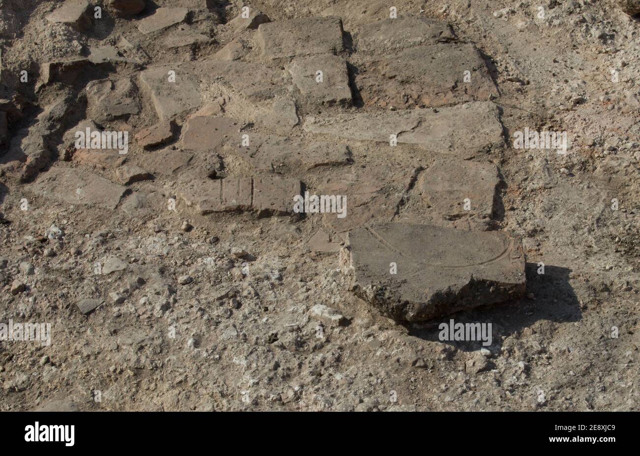 Uni de Reading excavation de la salle de bains à la ville romaine de Calleva Atrebatum (Silchester). Mystérieuse marque faite dans une tuile, peut-être délibéré? Banque D'Images