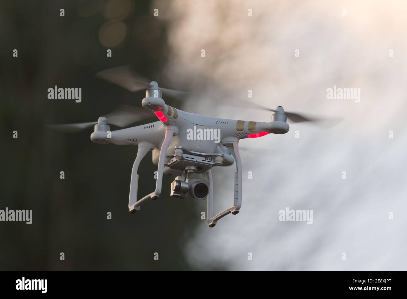Great Malvern, Royaume-Uni, 27 décembre 2020 : drone avec caméra avec arrière-plan flou et beaucoup d'espace de copie. Couleurs du coucher du soleil et lumière du soir Banque D'Images