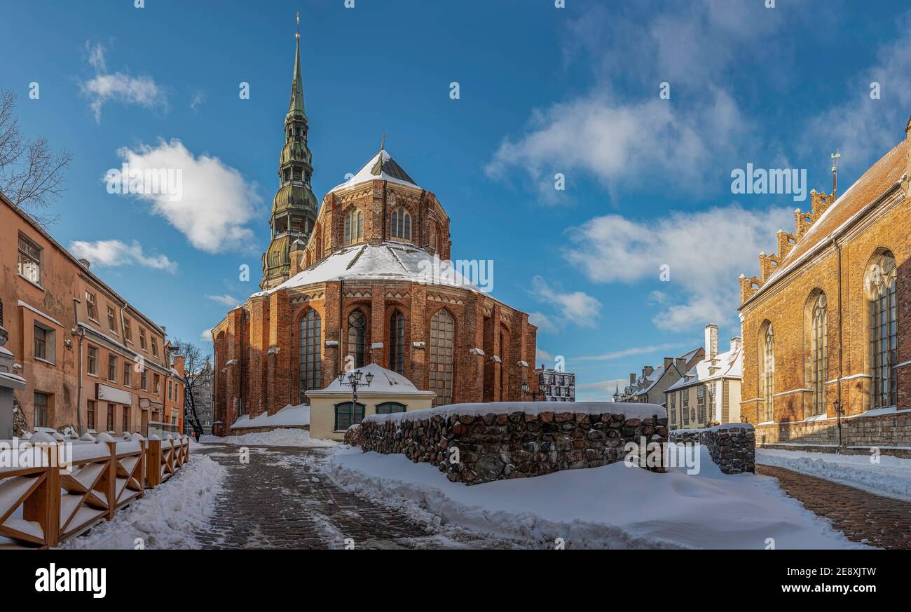 L'église Saint Pierre contre le ciel bleu en hiver à Riga, Lettonie. Église luthérienne Banque D'Images
