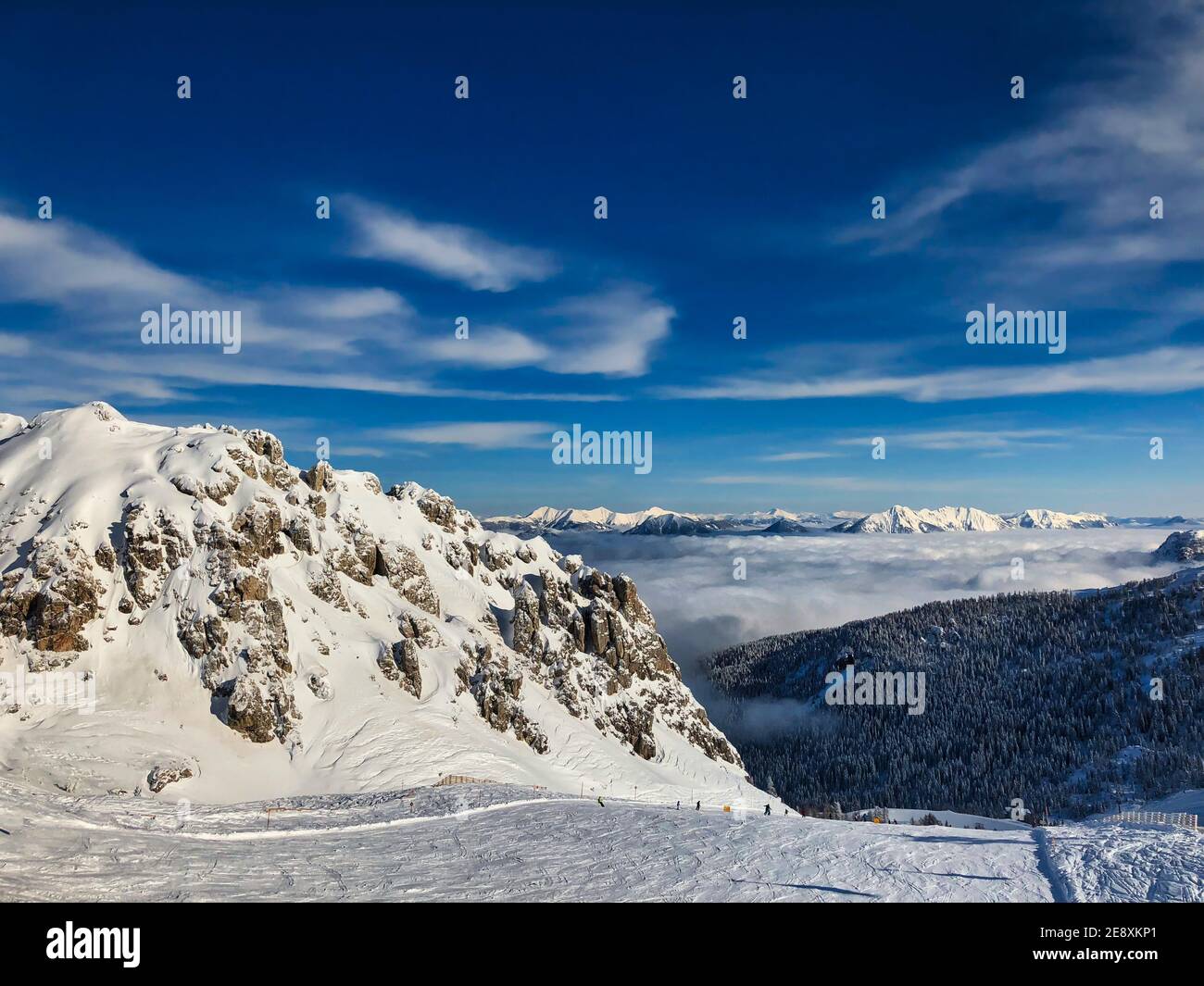 Scène d'hiver de ski Slope et Snowy Rock à Nassfeld, Autriche. Alpes autrichiennes avec ciel bleu. Banque D'Images