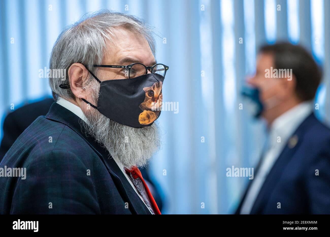 Schwerin, Allemagne. 21 janvier 2021. Ralph Weber, membre du Parlement d'Etat de l'AfD et directeur parlementaire de la faction AfD au Parlement d'Etat de Mecklembourg-Poméranie occidentale, porte un masque de tous les jours avec un motif chat lors de la session spéciale du Parlement d'Etat de Mecklembourg-Poméranie occidentale sur la situation actuelle de Corona. Après l'extension du confinement en Allemagne jusqu'en 14.02.2021, le Parlement de l'État de Schwerin discute des étapes suivantes dans le Mecklembourg-Poméranie occidentale. Credit: Jens Büttner/dpa-Zentralbild/ZB/dpa/Alay Live News Banque D'Images