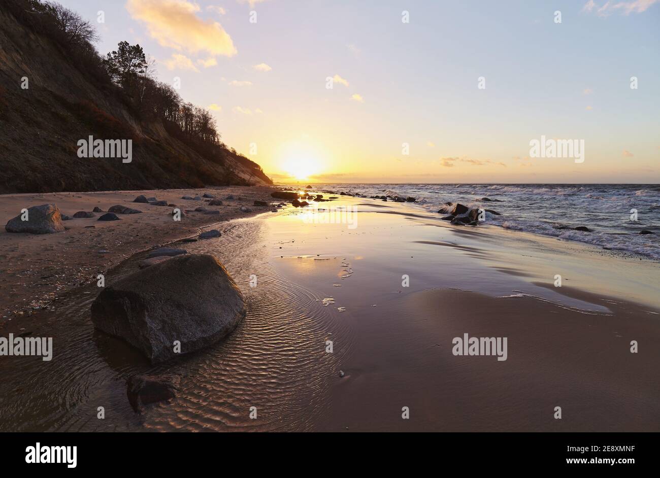 Coucher de soleil doré sur la plage de la mer Baltique, Pologne. Banque D'Images