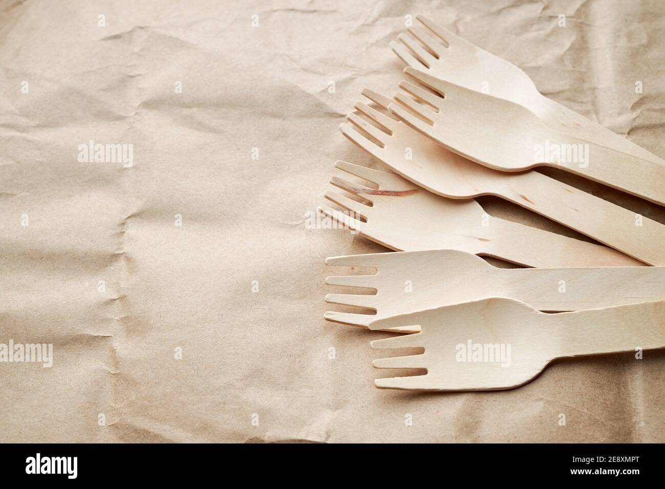 ustensiles de cuisine jetables écologiques sur fond de papier. regardez d'en haut. fourchettes en bois. concept écologique Banque D'Images