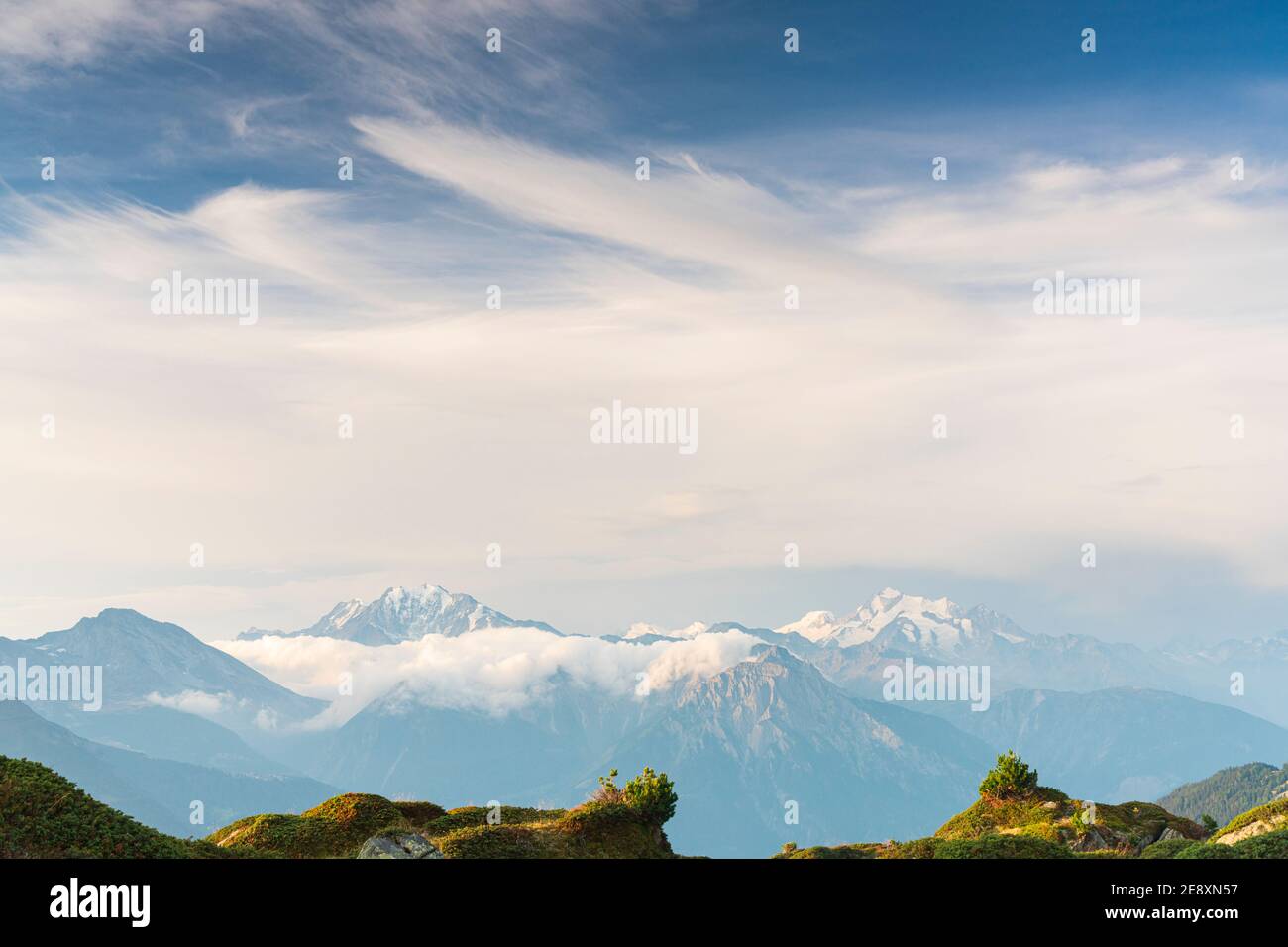 Weissmies, Monte Rosa, Alphubel, Dom et Durrenhorn sommets de montagne émergeant des nuages à l'aube, canton du Valais, Suisse Banque D'Images